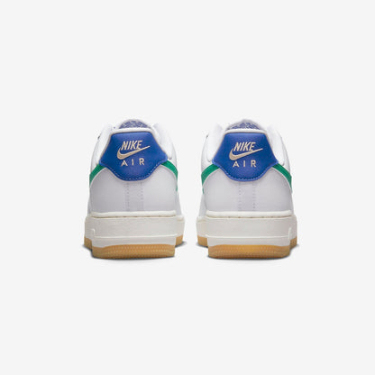Nike Air Force 1 Low Bianco con Swoosh Verde, Tallone Blu e Suola Gum