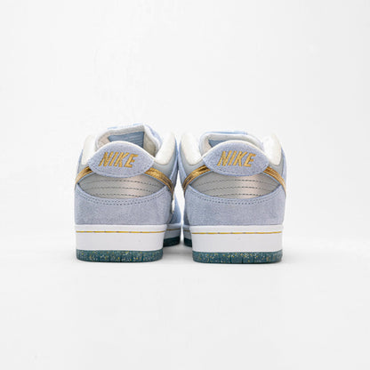 Nike Dunk Low SB Bianca e Azzurra con Dettagli Oro Sean Cliver Uomo