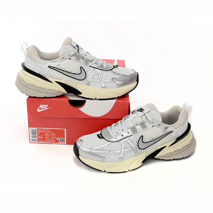 Nike V2K Runtekk Argento Metallizzato Scarpe Running Retrò Uomo