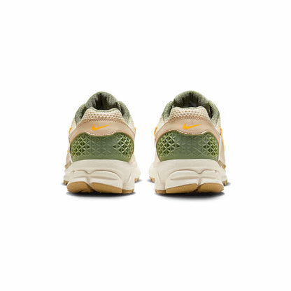 Sneakers Nike Air Zoom Vomero 5 Beige e Verde con Dettagli Arancioni