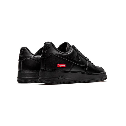 Nike Air Force 1 Low Nera con Dettagli Supreme Rosso