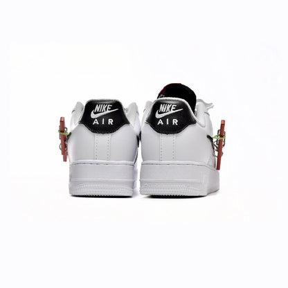 Nike Air Force 1 Low Bianco con Swoosh e Moschettone Rosso